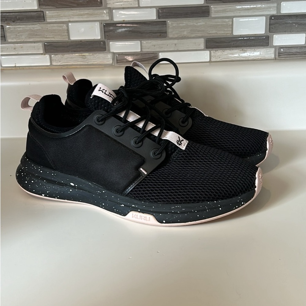 kuru Atom sneaker women’s size 8.5